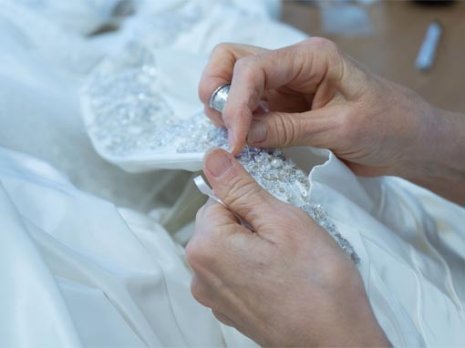 Dettaglio ricamo fatto a mano. Abiti da sposa personalizzati made in italy. Atelier Inclusive Spose Curvy