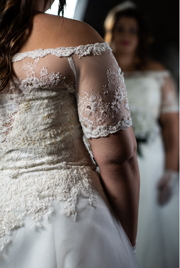Piccoli consigli per la ricerca del giusto abito da sposa. Dettagli e ricami a mano sono perfetti per evidenziare la vestibilità dell’abito. Collezione Inclusive.