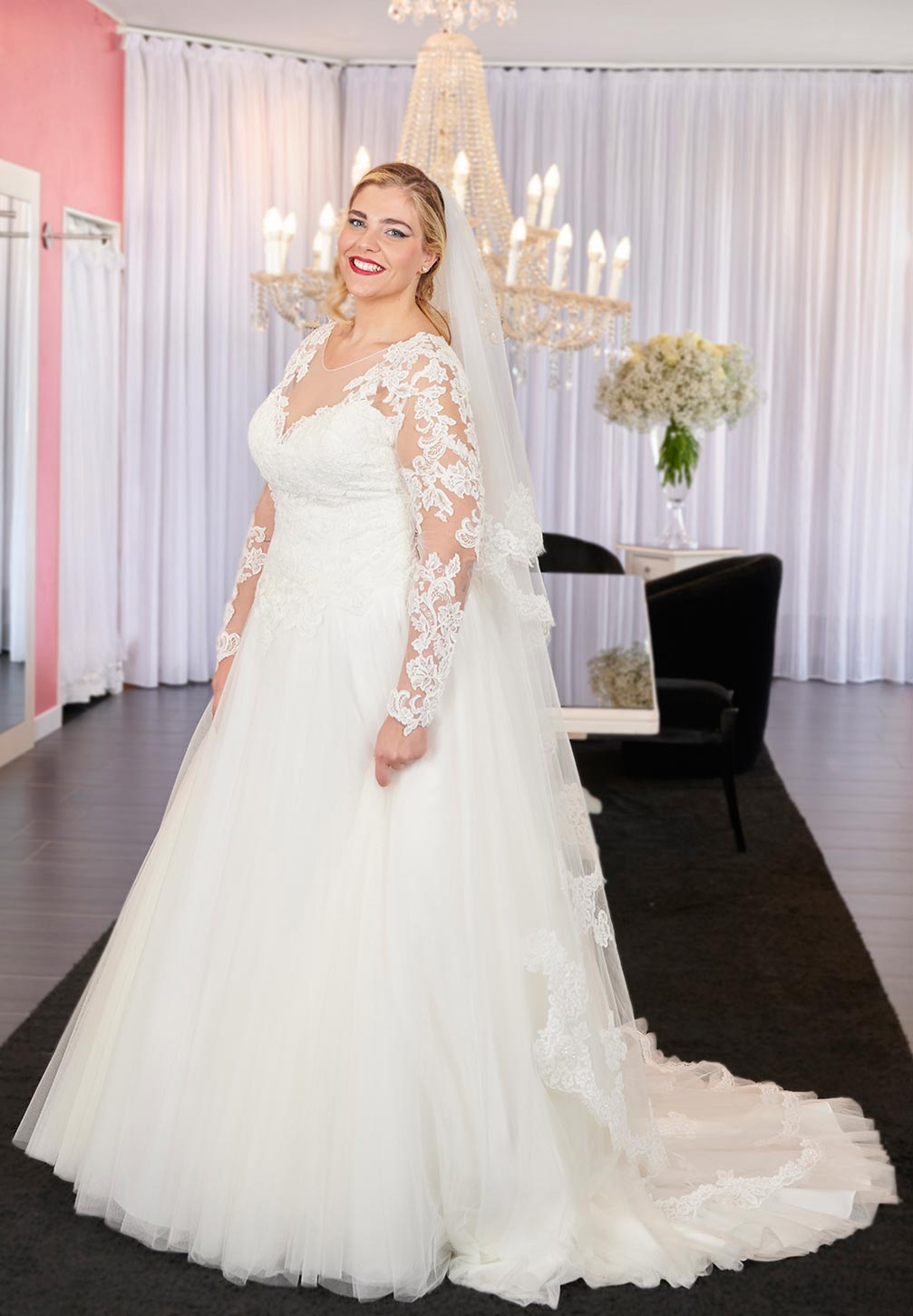 Abito da sposa curvy in bianco seta intero dal sapore giovane con un ampia gonna in tulle leggero che dona un aura sofisticata non banale.