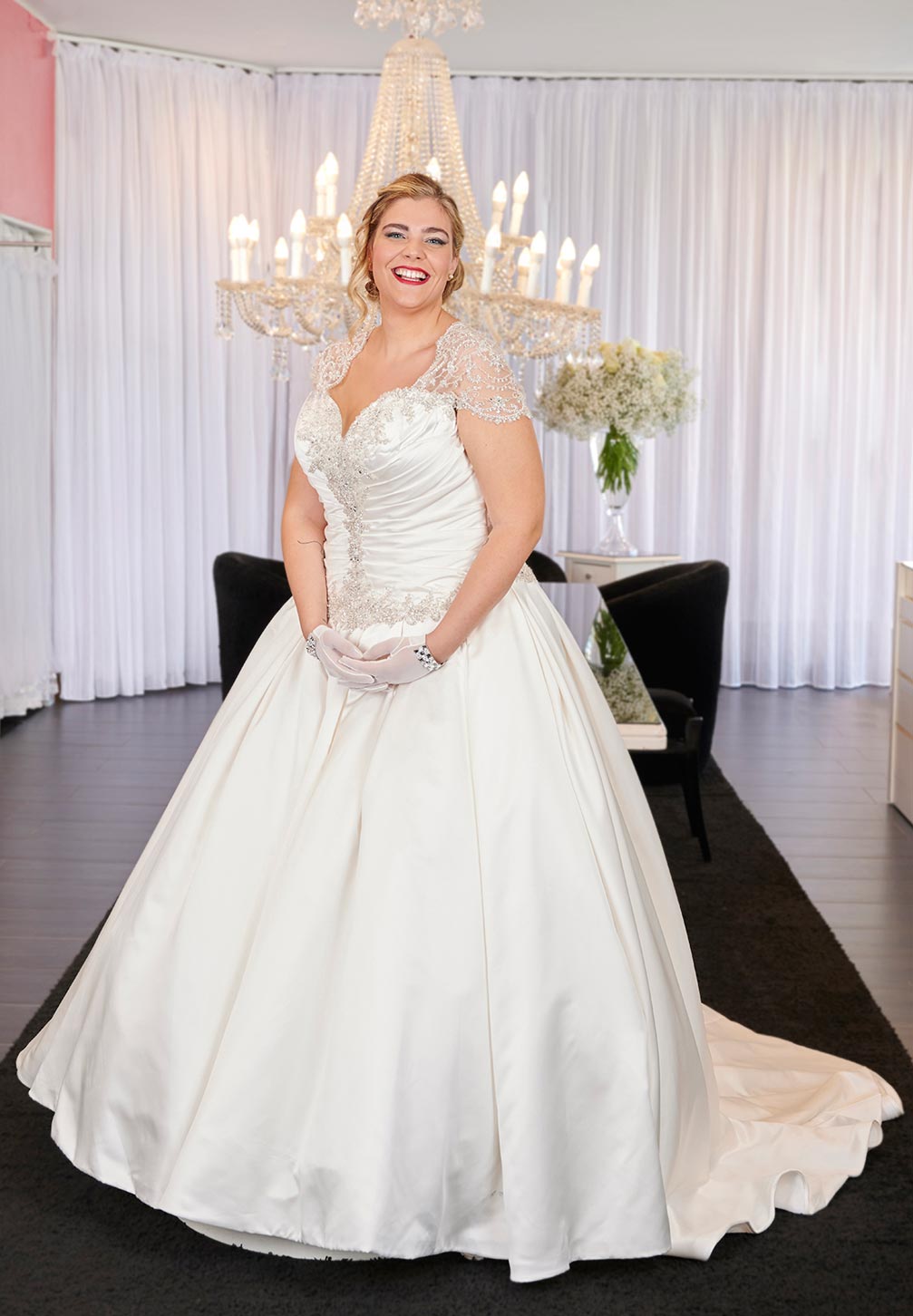 Abito da sposa curvy. Abito principesco colore champagne dalla linea ampia in raso di seta con importante corpetto ricamato.