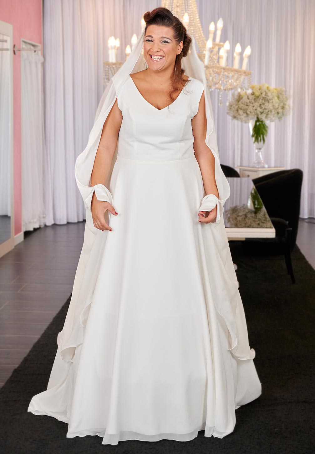 Abito da sposa curvy. Abito intero in marocaine dal colore bianco seta con scollatura a V che valorizza il punto vita